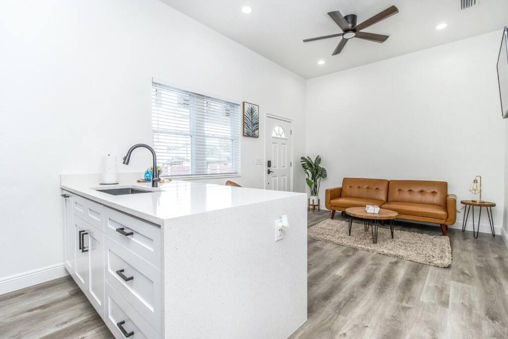 2Br Spacious House In Heart Of West Tampa Bagian luar foto
